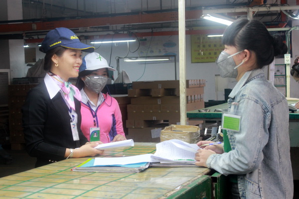 Chị Đỗ Thị Thúy Kiều, Chủ tịch Công đoàn cơ sở Công ty TNHH Advanced Multitech (bìa trái) thăm hỏi công nhân phân xưởng để nắm bắt tâm tư, nguyện vọng của người lao động.