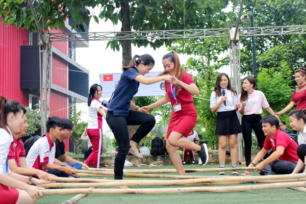 Sinh viên hai Trường đại học Chiang Mai Rajabhat và Trường đại học công nghệ Đồng Nai cùng tham gia múa sạp. Ảnh: Tuyết Lan