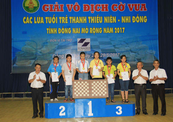 Ban tổ chức trao huy chương cho các em giành thứ hạng U.11 nam, nữ nội dung cờ tiêu chuẩn