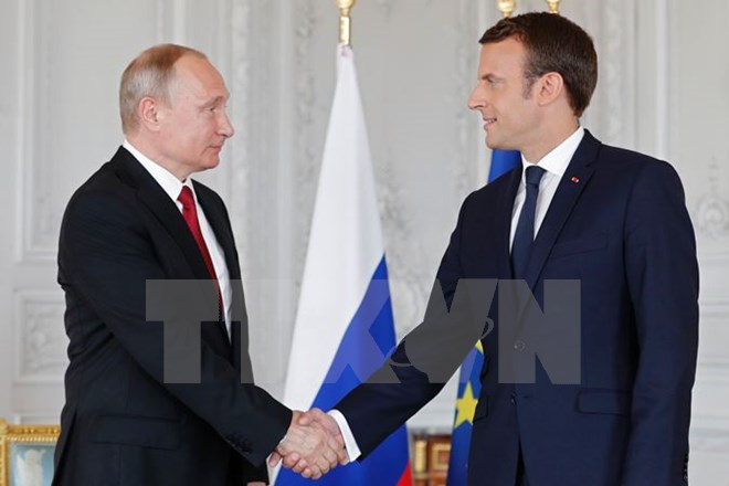 Tổng thống Emmanuel Macron (phải) và Tổng thống Putin (trái) tại cuộc gặp ở ngoại ô Paris. (Nguồn: AFP/TTXVN)