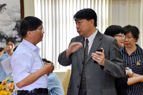 Chủ tịch Hiệp hội thương mại Đài Loan chi hội Đồng Nai Giản Trí Minh (phải) trao đổi với doanh nghiệp bên lề hội nghị