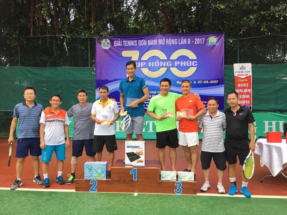 Ban tổ chức trao giải cho các tay vợt đoạt thứ hạng.