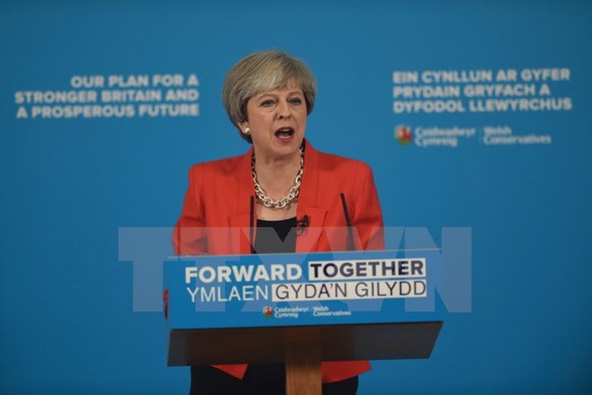 Thủ tướng Anh Theresa May trong cuộc vận động tranh cử ở Wrexham ngày 22/5. (Nguồn: AFP/TTXVN)