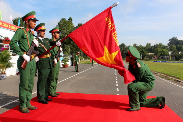 Chiến sỹ mới hôn cờ trong lễ tuyên thệ