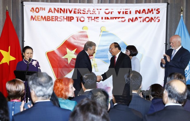 Tổng Thư ký Liên hợp quốc Antonio Guterres (bên trái) chào mừng Thủ tướng Nguyễn Xuân Phúc dự Lễ kỷ niệm. (Ảnh: Thống Nhất/TTXVN)