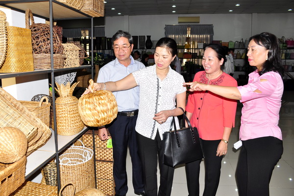 Phó chủ tịch Ủy ban Trung ương MTTQ Trương Thị Ánh (thứ 2 từ trái qua) tham quan phòng trưng bày sản phẩm của Hợp tác xã Hiệp Lực (phường Tân Hiệp, TP.Biên Hòa). 