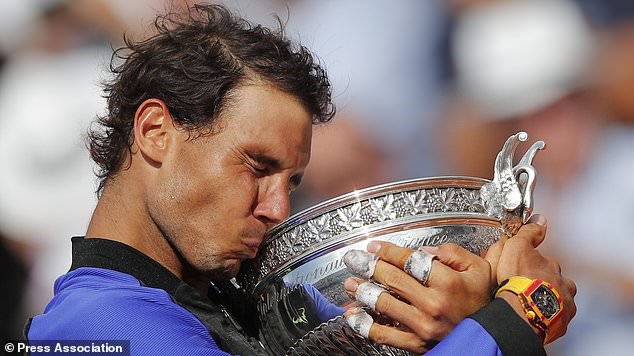 Nadal hạnh phúc bên chiếc cúp vô địch. (Nguồn: PA)