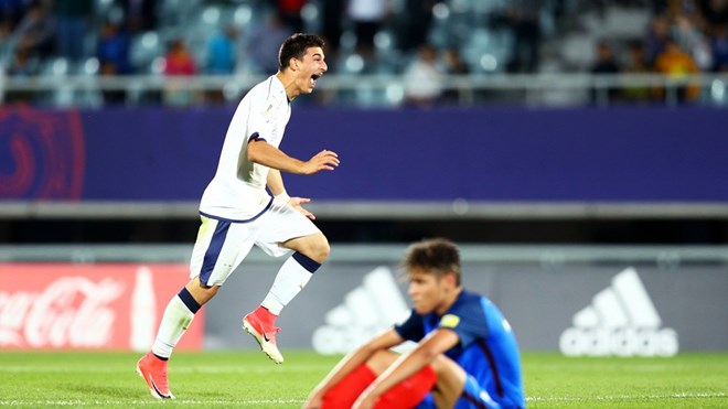 U20 Italy (áo trắng) đánh bại U20 Pháp để giành vé vào tứ kết. (Nguồn: Getty Images)