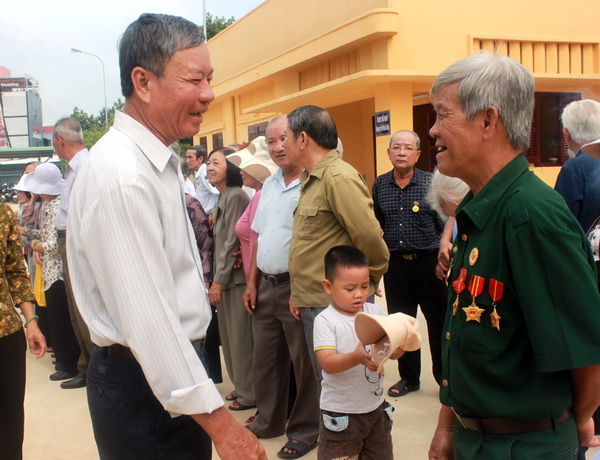Các cựu tù chính trị vui mừng trò chuyện khi gặp lại nhau.