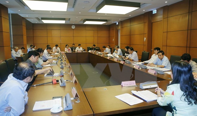 Đoàn đại biểu Quốc hội tỉnh Nam Định, An Giang và Hà Tĩnh thảo luận tại tổ. (Ảnh: Văn Điệp/TTXVN)
