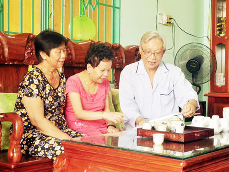 Gia đình 3 người thường ngồi xem hình ảnh lưu niệm ngày xưa.