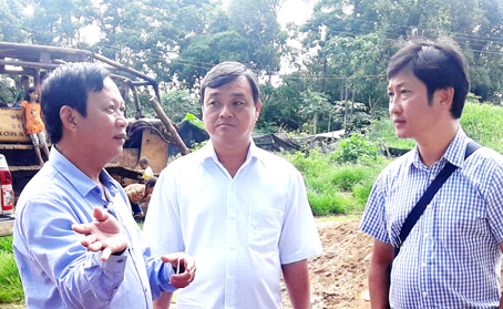 Đại diện Công ty Tín Nghĩa tại Lào giới thiệu với lãnh đạo Biên Hòa sắp tới sẽ đầu tư nhà máy chế biến cà phê  tại nông trường