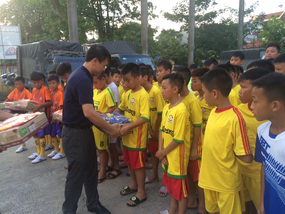 Nhà báo Nguyễn Phan Khuê - Tổng Biên tập báo Nhi Đồng, trưởng Ban tổ chức Giải trao quà cho các đội bóng tham dự vòng bảng tại Thanh Hoá