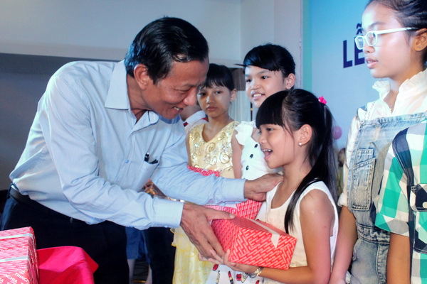 Ông Lê Văn Danh, Phó bí thư, Phó Tổng giám đốc Tổng công ty Tín Nghĩa trao phần thưởng cho các em thiếu nhi 