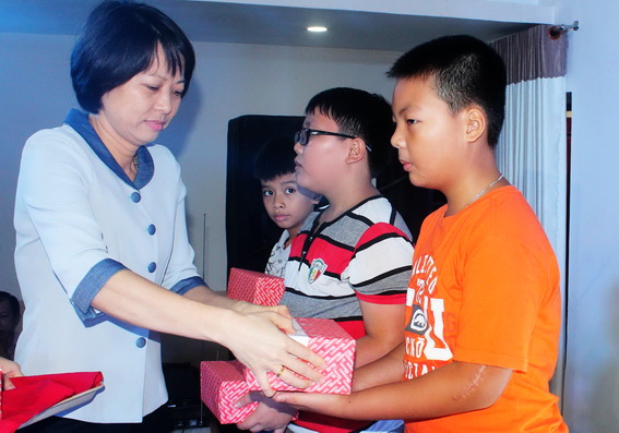 Bà Đoàn Thị Thanh Hà, Phó Tổng giám đốc Tổng công ty Tín  Nghĩa trao phần thưởng cho các em thiếu nhi