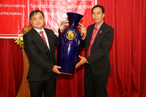 Lãnh đạo Tp Biên Hòa trao quà lưu niệm của thành phố Biên Hòa cho lãnh đạo huyện Pakse