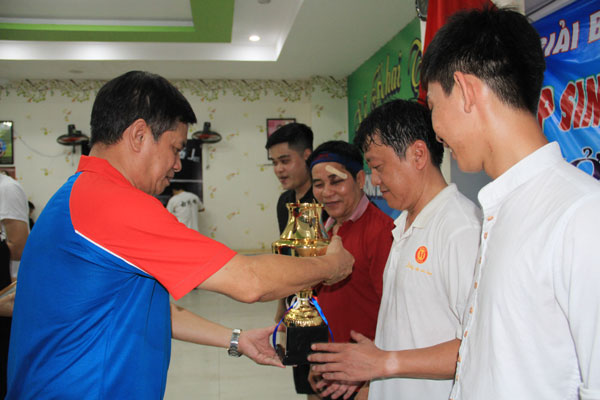 Đại diện Liên đoàn bóng bàn Đồng Nai trao giải cho đội giành ngôi vô địch