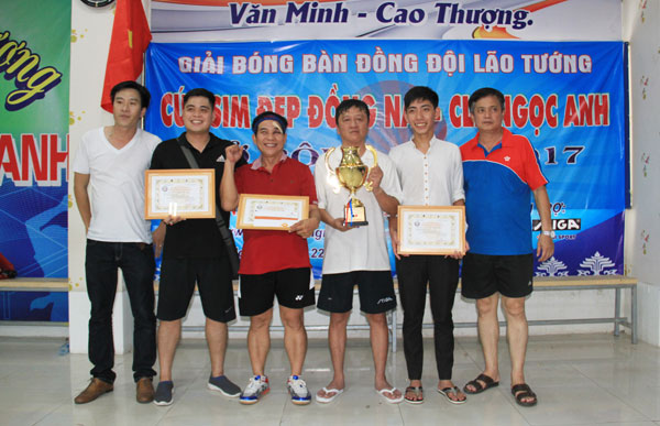 Ban tổ chức trao giải cho đội giành ngôi vô địch