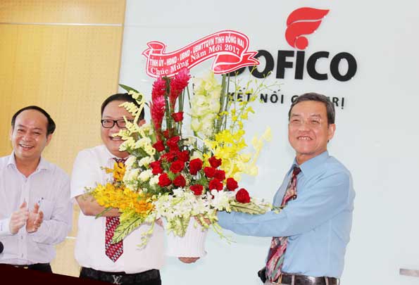 Phụ trương Chủ tịch UBND tỉnh Đinh Quốc Thái tặng hoa chúc mừng lãnh đạo Tổng công ty Công nghiệp thực phẩm Đồng Nai hoàn thành tốt nhiệm vụ năm 2016.