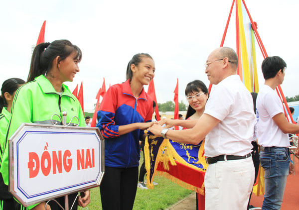 Ông Dương Đức Thủy, Trưởng bộ môn điền kinh, Tổng cục thể dục thể thao tặng cờ lưu niệm cho các đoàn tham dự.Ông Dương Đức Thủy, Trưởng bộ môn điền kinh, Tổng cục thể dục thể thao tặng cờ lưu niệm cho các đoàn tham dự.