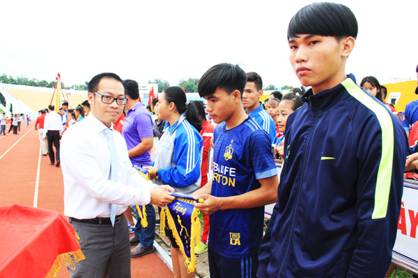 Phó giám đốc Sở Văn hóa, thể thao – du lịch Nguyễn Xuân Thanh tặng cờ lưu niệm cho các đoàn tham dự