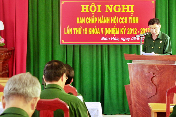 Ông Huỳnh Công Phúc phó chủ tịch Hội CCB phát biểu thông qua Nghị quyết của hội nghị (ảnh: Đăng Tùng)