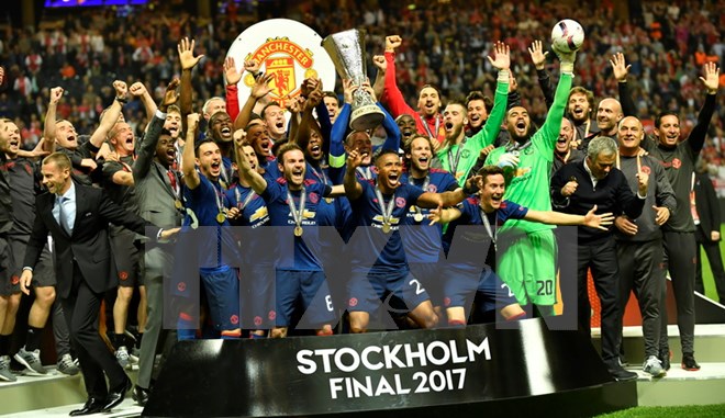 Niềm vui đăng quang của các cầu thủ MU sau khi giành chiến thắng trước Ajax Amsterdam trong trận chung kết UEFA Europa League trên sân Stockholm, Thụy Điển ngày 24/5. (Nguồn: EPA/TTXVN)
