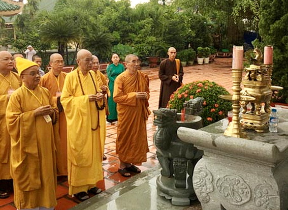 Chức sắc, tăng ni trong tỉnh thắp hương tưởng nhớ các bậc tiền nhân và Chủ tịch Hồ Chí Minh tại Văn miếu Trấn Biên vào tối 9-5, nhân đại lễ Phật đản 2017. Ảnh: P.HẰNG