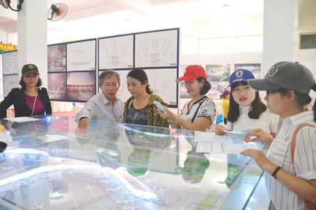 Người dân xã Suối Trầu nằm trong dự án Cảng hàng không quốc tế Long Thành xem triển lãm về thiết kế nhà ga sân bay tổ chức cuối năm 2016.