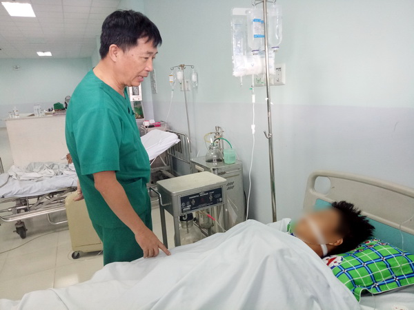 Bác sĩ Nguyễn Thế Sâm Trưởng khoa Gây mê hồi sức Bệnh viện Quân y 7B tái khám cho bệnh nhân Hải.