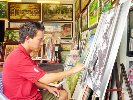 Anh Lâm Văn Vinh chép một bức chân dung theo yêu cầu của khách.