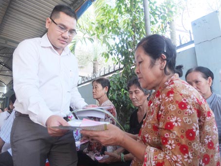 Cán bộ trợ giúp pháp lý phát tờ rơi tuyên truyền cho các đối tượng thuộc diện được trợ giúp pháp lý theo luật quy định ở  xã Phước Thiền (huyện Nhơn Trạch).