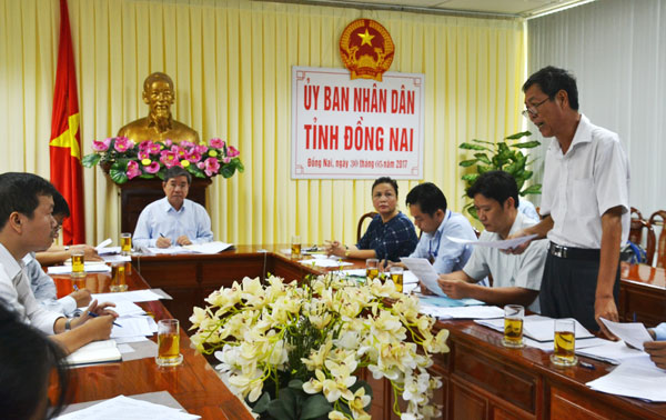 Giám đốc Trung tâm phát triển quỹ đất chi nhánh Nhơn Trạch báo cáo tình hình thu hồi đất cho 2 dự án tại buổi làm việc với lãnh đạo UBND tỉnh