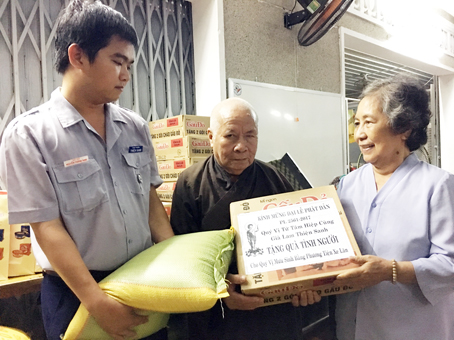 Thượng tọa Thích Phước Minh (giữa) đón nhận việc cúng dường từ các phật tử trong dịp Đại lễ Phật đản năm 2017.