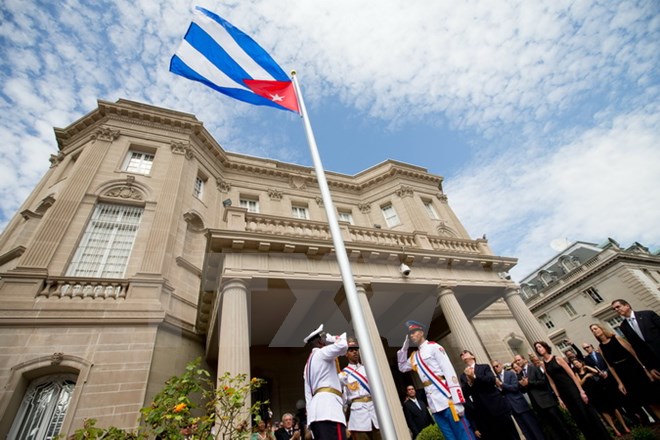 Ngoại trưởng Cuba Bruno Rodriguez (thứ tư, trái) và các quan chức tại Lễ thượng cờ Cuba trước Đại sứ quán Cuba ở thủ đô Washington (Mỹ) ngày 20/7. (Nguồn: AFP/TTXVN)