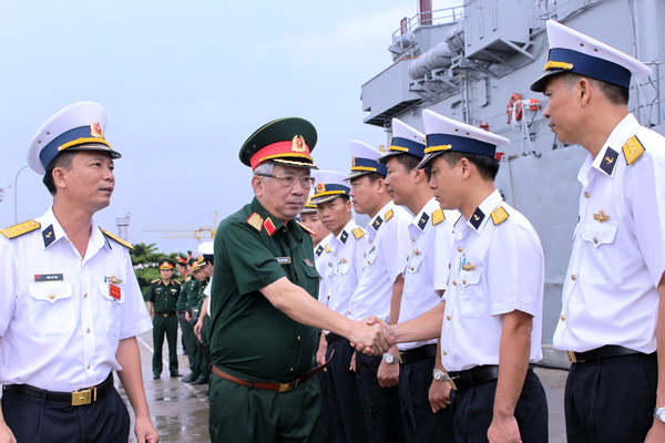 Thượng tướng Nguyễn Chí Vịnh bắt tay thân mật sĩ sĩ quan Lữ đoàn 171 tại Cảng vụ.