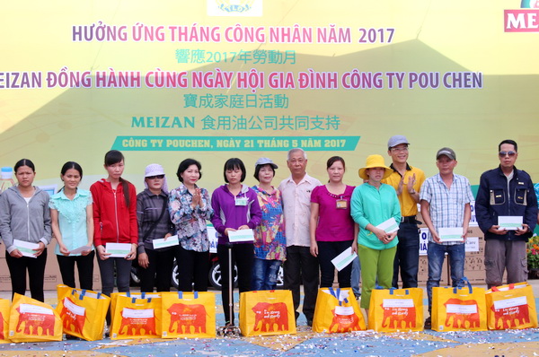 Người lao động khó khăn của công ty TNHH Pouchen Việt Nam được tặng quà trong ngày hội Gia đình công ty Pouchen năm 2017.