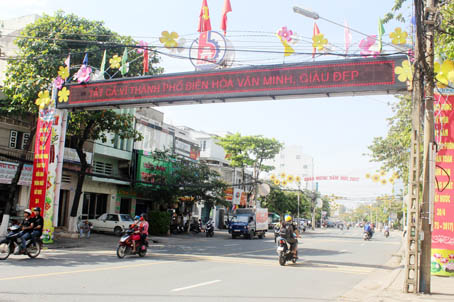 Một bảng thông tin điện tử hoạt động khá ổn định, phản ánh các thông tin tuyên truyền, chủ trương, chính sách tới người dân tại đầu đường Hà Huy Giáp, phía vòng xoay Biên Hùng.