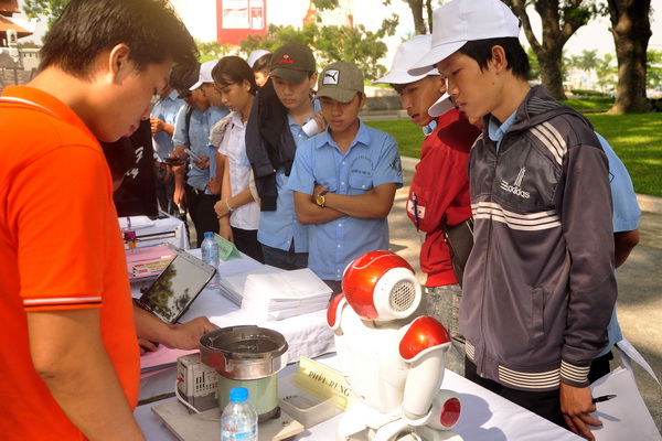 Sinh viên thích thú khi tham quan gian hàng trưng bày các sản phẩm khoa học kỹ thuật của đại học Lạc Hồng.
