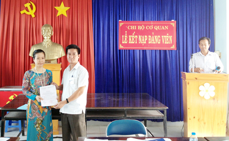 Trao quyết định kết nạp Đảng cho đảng viên là đoàn viên thanh niên ở phường Long Bình Tân.