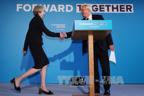 Ông David Davis (phải) và Thủ tướng Anh Theresa May (trái) tại một sự kiện ở Halifax ngày 18/5. Ảnh: AFP/TTXVN