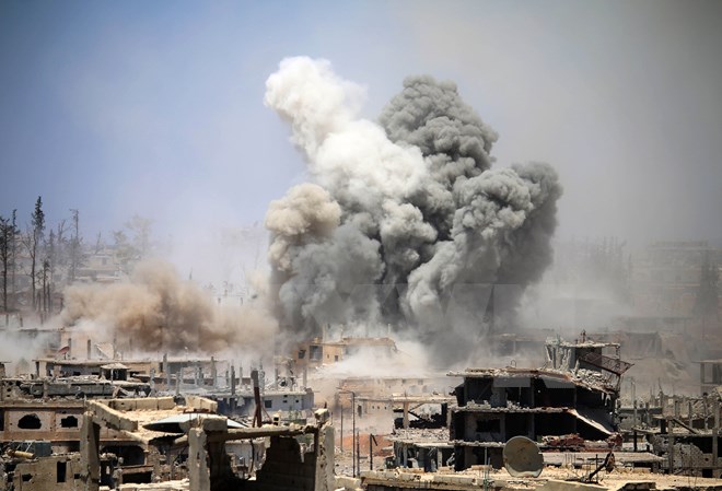 Khói bốc lên sau một cuộc không kích tại khu vực do phiến quân kiểm soát tại thành phố Daraa, Syria. (Nguồn: AFP/TTXVN)