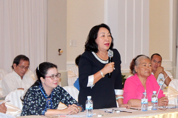 Bà Nguyễn Thị Lệ Hồng, nguyên Ủy viên thường vụ Tỉnh đoàn khóa III tham gia góp ý dự thảo văn kiện Đại hội Đoàn khóa IX.