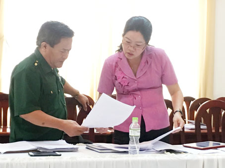 Phó trưởng ban Pháp chế HĐND tỉnh Lưu Thị Hà tiếp nhận thêm một số ý kiến của đại biểu bên lề hội nghị phản biện xã hội về chế độ chính sách cho đội ngũ không chuyên trách cấp xã và ấp do Ủy ban MTTQ tỉnh tổ chức mới đây.