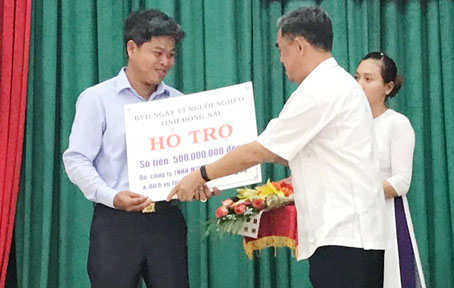 Chủ tịch Ủy ban MTTQ tỉnh Huỳnh Văn Tới trao 500 triệu đồng từ nguồn Quỹ Vì người nghèo tỉnh để hỗ trợ dự án.