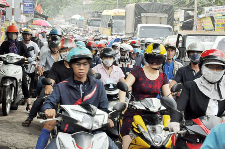 Hàng trăm, thậm chí gần ngàn phương tiện thường xuyên “rồng rắn” trên đường Bùi Văn Hòa vì kẹt xe.