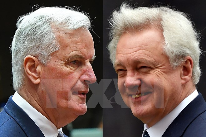 Ủy viên châu Âu phụ trách đàm phán Brexit Michel Barnier (trái) và Bộ trưởng Anh phụ trách vấn đề Brexit David Davis. (Nguồn: EPA/ TTXVN)