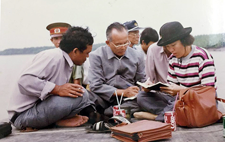 Nhà báo Kim Loan (bìa phải) trong chuyển đi khảo sát rừng Sát với Bí thư Tỉnh ủy Phan Văn Trang cách nay hơn 25 năm.