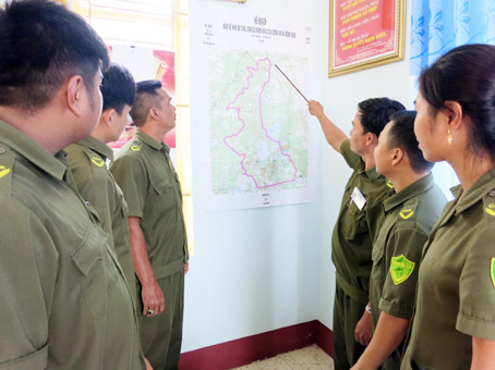 Công an xã Sông Thao đánh dấu các “điểm nóng” về an ninh trật tự trên địa bàn xã qua bản đồ.