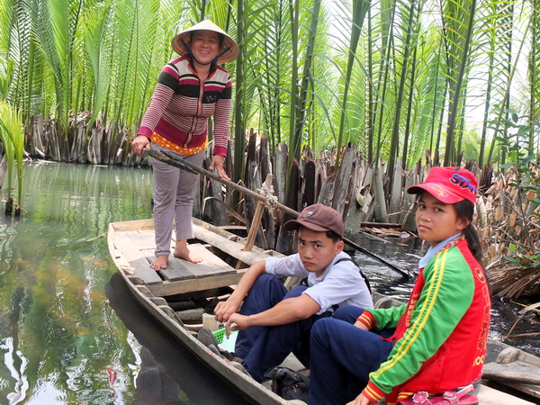 Trẻ em ở xã Phước Khánh (huyện Nhơn Trạch) đến trường bằng ghe trong phóng sự Chèo xuồng đi học.